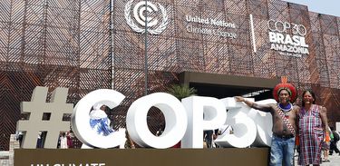 Indígenas tiram foto em frente a fachada do pavilhão na COP30