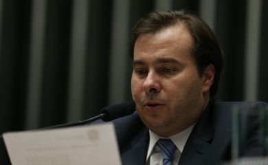 Brasília - O presidente da Câmara, Rodrigo Maia, durante sessão que aprovou, entre outras matérias, a Medida Provisória 723/16, que prorroga por três anos o Programa Mais Médicos (Fabio Rodrigues Pozzebom/Agência Brasil)
