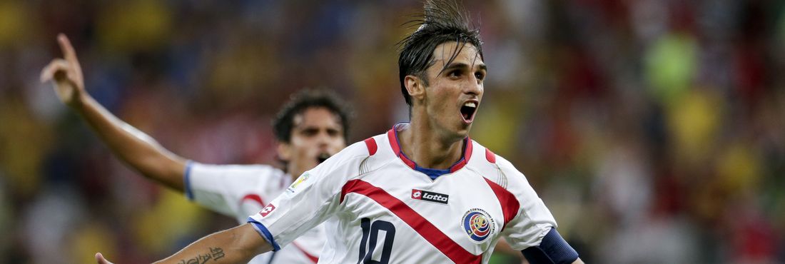 Jogador da Costa Rica Bryan Ruiz comemora após abrir o placar na partida pelas oitavas de final da Copa do Mundo na Arena Pernambuco
