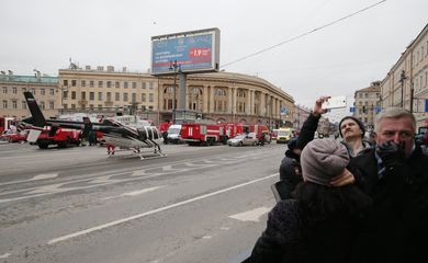 Helicópteros e ambulâncias do lado de fora da estação de metrô Tekhnologichesky Institute, em São Petersburgo, na Rússia, logo após a explosão que deixou ao menos dez mortos e mais de 30 feridos