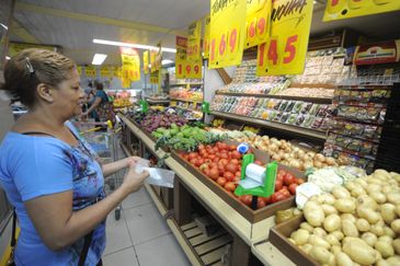Mulher escolhe produtos em supermercado