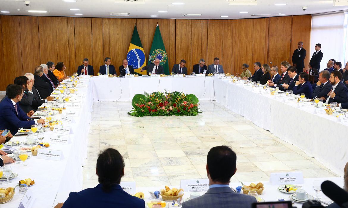 Brasilia 08/02/2023 - O presidente Luiz Inácio Lula da Silva participa de um café da manhã de trabalho com o Conselho Político da Coalizão, no Palácio do Planalto