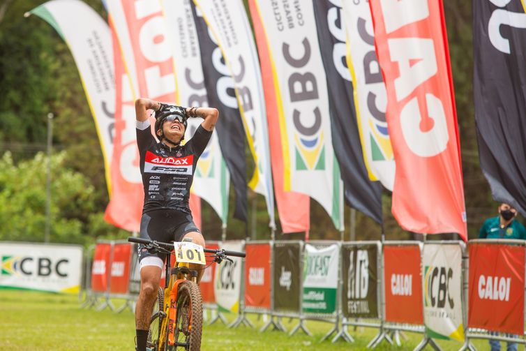 Seppia Conteúdo/MTB Festival De ponta a ponta, Raíza Goulão leva o título da prova feminina.