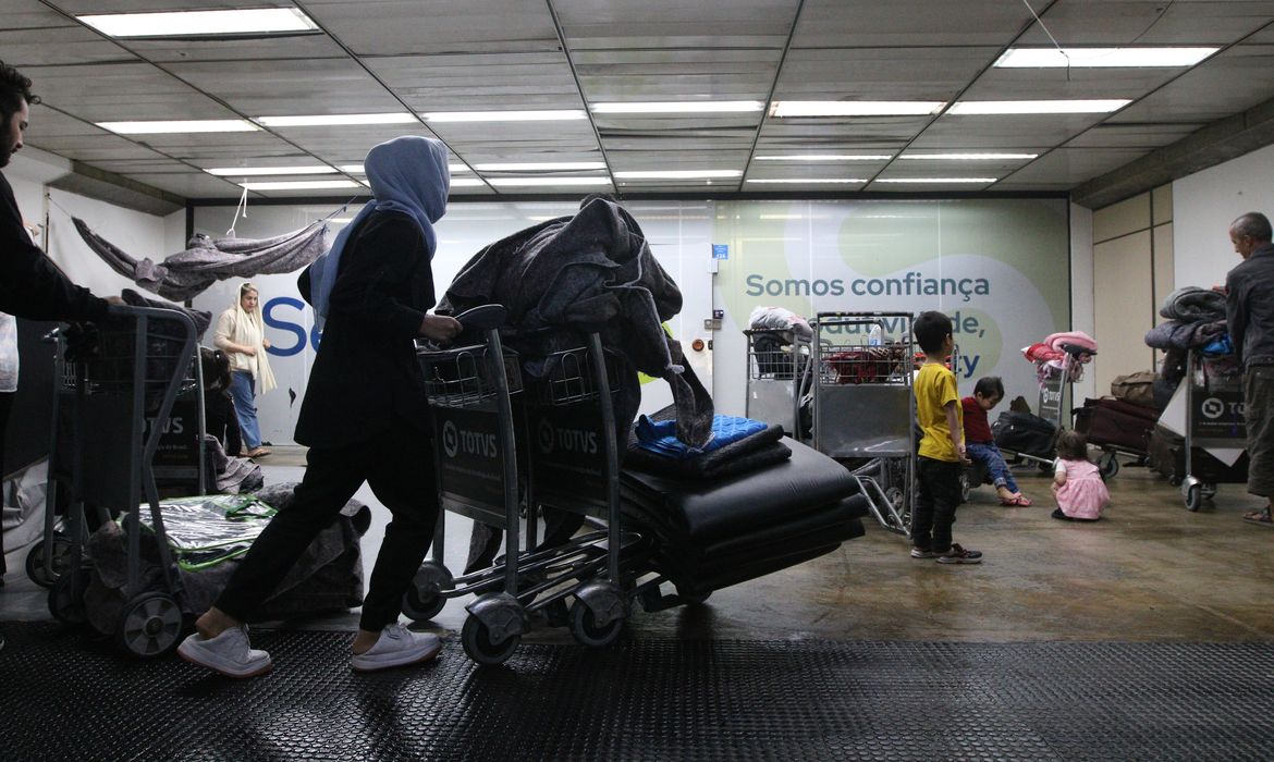 São Paulo (SP), 27/11/2023 - Refugiados afegãos com visto humanitário acampam no Aeroporto Internacional de Guarulhos a espera de abrigo. Foto: Rovena Rosa/Agência Brasil