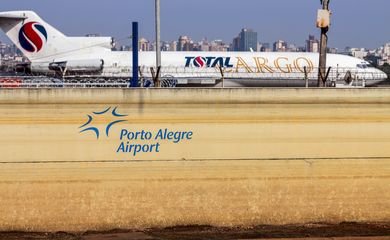 Porto Alegre (RS), 24/06/2024 - Avião continua inoperante em frente a muro com marcas do nível da água no pátio do aeroporto Salgado Filho após enchente que atingiu toda a região. Foto: Bruno Peres/Agência Brasil