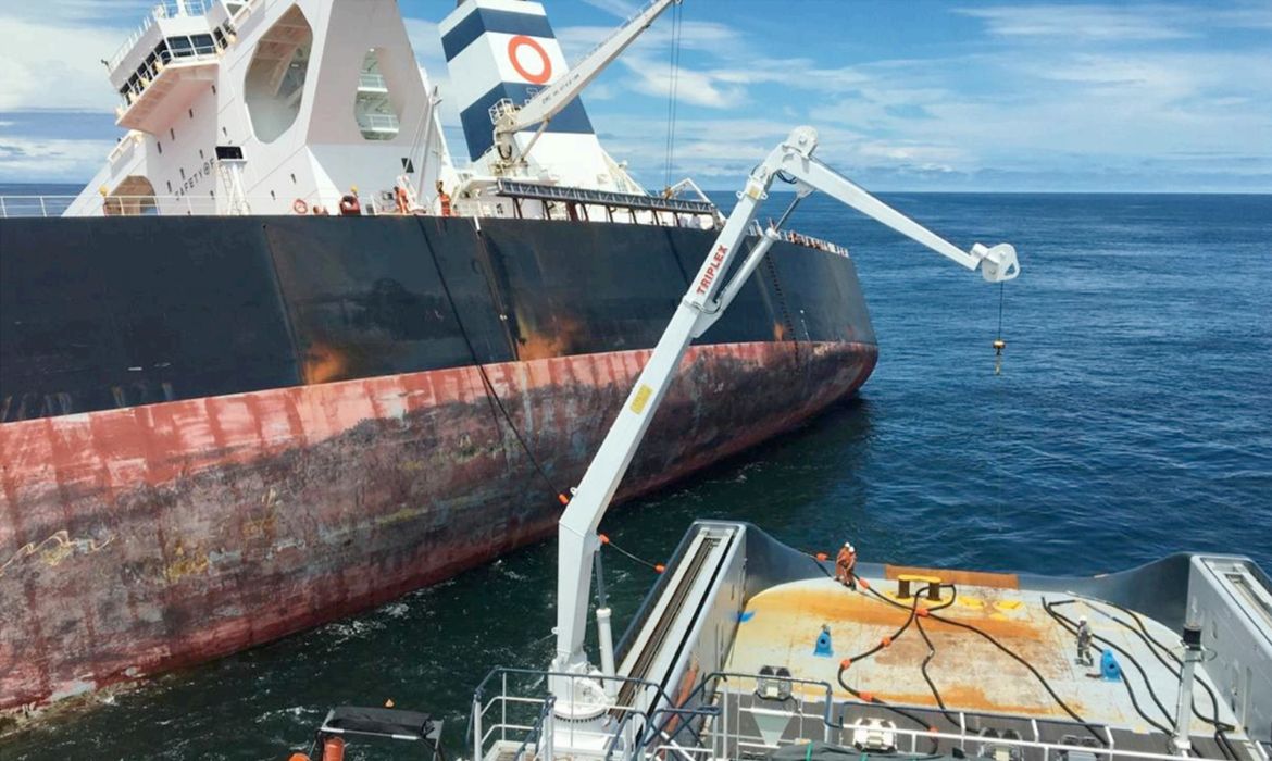 O navio sul-coreano Stellar Banner teve toda a carga retirada antes do afundamento programado pela Marinha do Brasil.