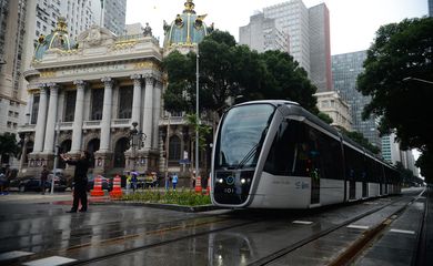 Rio de Janeiro - Viagem inaugural do Veículo Leve sobre Trilhos (VLT) Carioca, no centro da cidade (Fernando Frazão/Agência Brasil) 