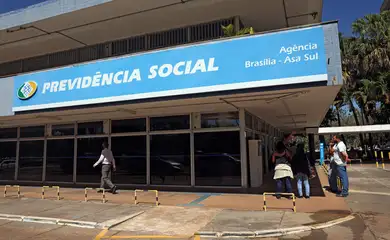 Brasília (DF), 17/07/2024 - Pessoas em frente a entrada da recepcção da Previdência Social. Foto: José Cruz/Agência Brasil