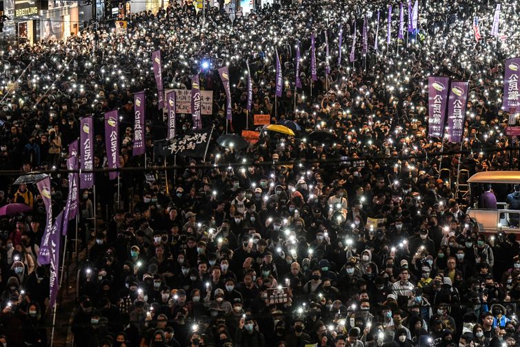 Manifestantes participam de uma marcha do Dia dos Direitos Humanos no distrito de Causeway Bay, em Hong Kong   REUTERS / Laurel Chor