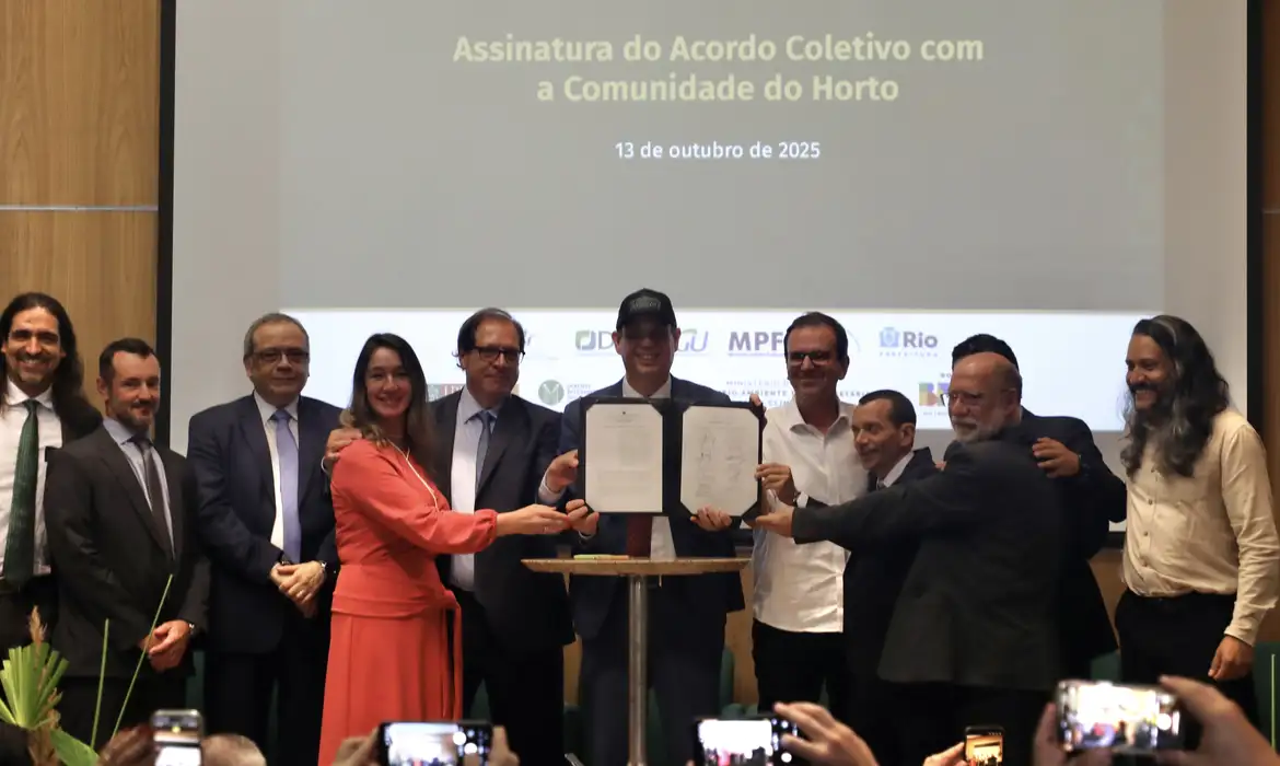 Rio de Janeiro (RJ), 13/10/2025 - O Jardim Botânico do Rio de Janeiro e a comunidade do Horto Florestal assinam acordo coletivo que coloca fim a uma disputa de mais de quatro décadas pela posse dos terrenos onde vivem 621 famílias. Pelo acordo, a comunidade terá direito de permanecer na área, que pertence ao parque, mediante alguns compromissos, como o de não aumentar as residências. Foto: Marcelo Piu/Divulgação