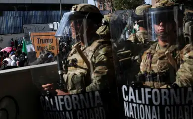 Membros da Guarda Nacional em fila enquanto manifestantes se reúnem nas proximidades em Los Angeles, Califórnia, EUA
09/06/2025
REUTERS/Leah Millis