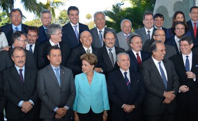 A presidenta Dilma Rousseff, acompanhada de ministros, se reúne com os governadores do país para discutir responsabilidade fiscal e propostas de governabilidade, no Palácio da Alvorada (Wilson Dias/Agência Brasil)