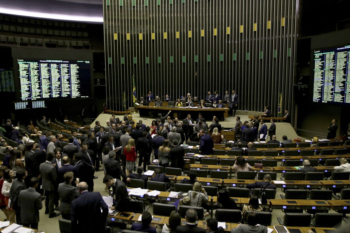 Plenário da Câmara dos Deputados analisa a Medida Provisória 859/18, que fixa em um máximo de 3% o adicional de risco para empréstimos a santas casas e hospitais filantrópicos e sem fins lucrativos com recursos do FGTS. 