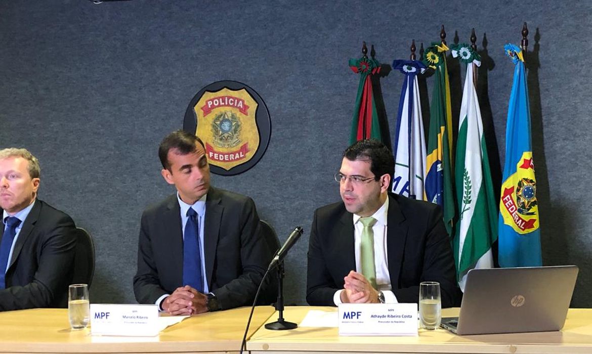 O procurador da República Athayde Ribeiro Costa durante entrevista à imprensa na sede da Polícia Federal, em Curitiba