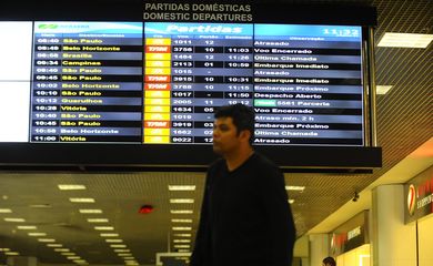 Neblina que atingiu o Rio ontem (12) e hoje (13) provocou o fechamento do Aeroporto Santos Dumont para pousos e decolagens. O reflexo disso foram atrasos, cancelamentos de voos e filas (Tânia Rêgo/Agência Brasil)