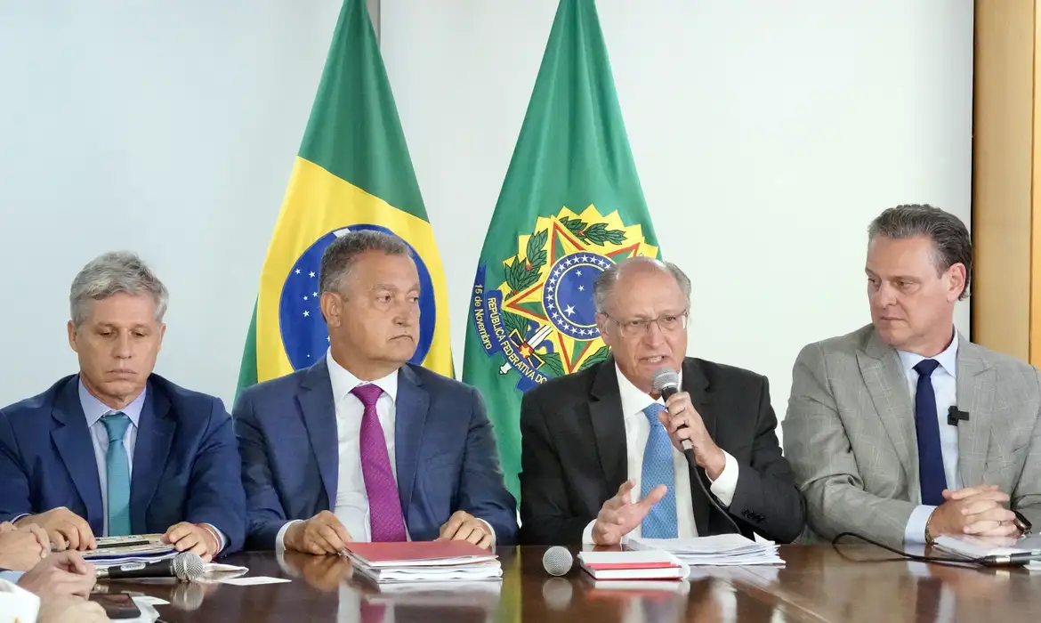Cadu Gomes/VPR Brasília (DF), 06/03/2025 - Ministro do Desenvolvimento Agrário e Agricultura Familiar Paulo Teixeira, ministro da Casa Civil Rui Cosa, vice Presidente da República Geraldo Alckmin e o ministro da Agricultura Carlos Fávaro durante anúncio de medidas para redução do preço dos alimentos, no Palácio do Planalto. Foto: Cadu Gomes/VPR