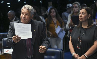A embaixadora da Venezuela, María Teresa Belandria (à direita) e o senador Luiz Carlos do Carmo (MDB-GO), durante sessão deliberativa ordinária do Senado Federal.