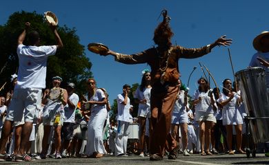 São Paulo - Desfile do bloco Os Capoeira, liderado pelo mestre Dalua, mostra tradições afro-brasileiras, em frente ao Parque do Ibirapuera (Rovena Rosa/Agência Brasil)