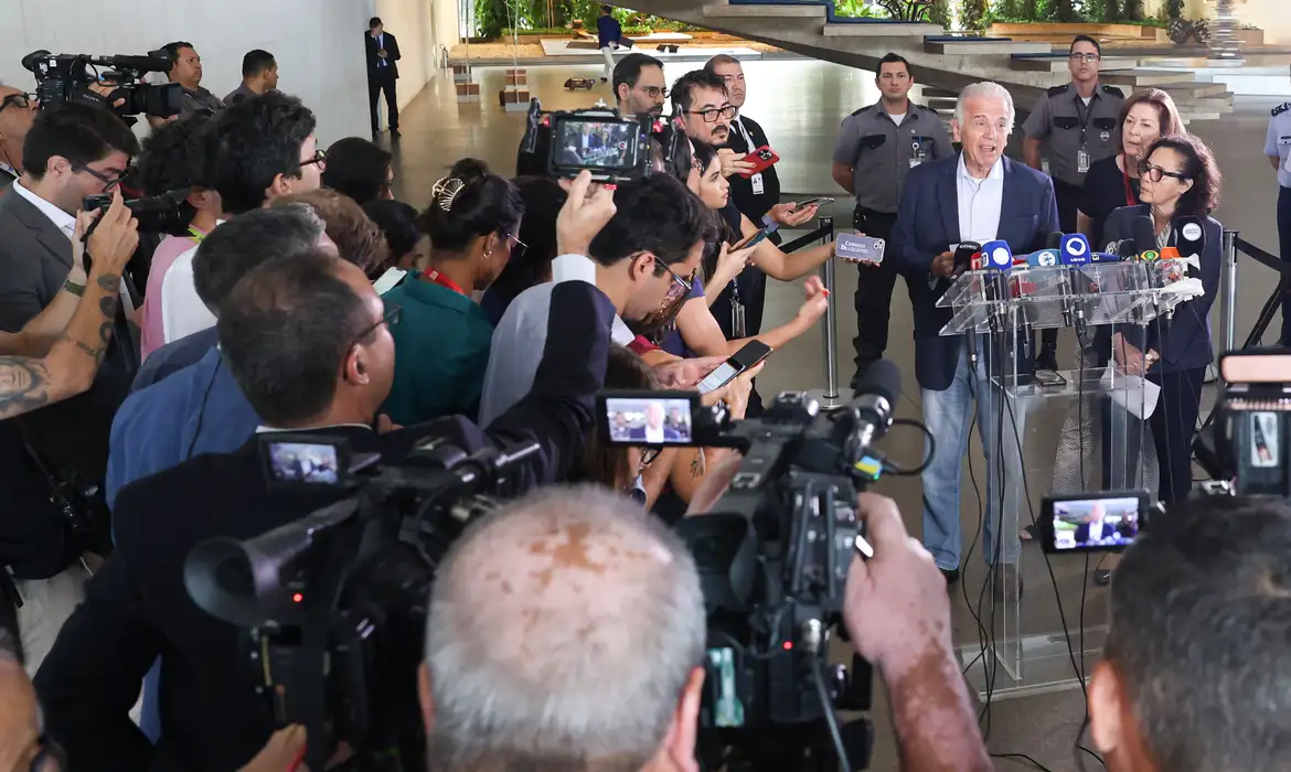 Brasília (DF), 03/01/2026 – Ministro da defesa, José Múcio, (e) embaixadora, Maria Laura (c)  e a secretária executiva da casa civil, Miriam Belchior (d), durante entrevista falam da invasão americana na Venezuela.
Foto: Valter Campanato/Agência Brasil