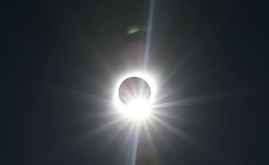 Um eclipse solar é observado em Coquimbo, Chile, em 2 de julho de 2019