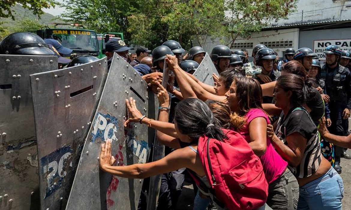 Familiares dos presos protestam em frente ao centro de reclusão da Polícia do estado de Carabobo, na Venezuela, após um incêndio que causou a morte de 68 presos no local na quarta-feira (28 de março)