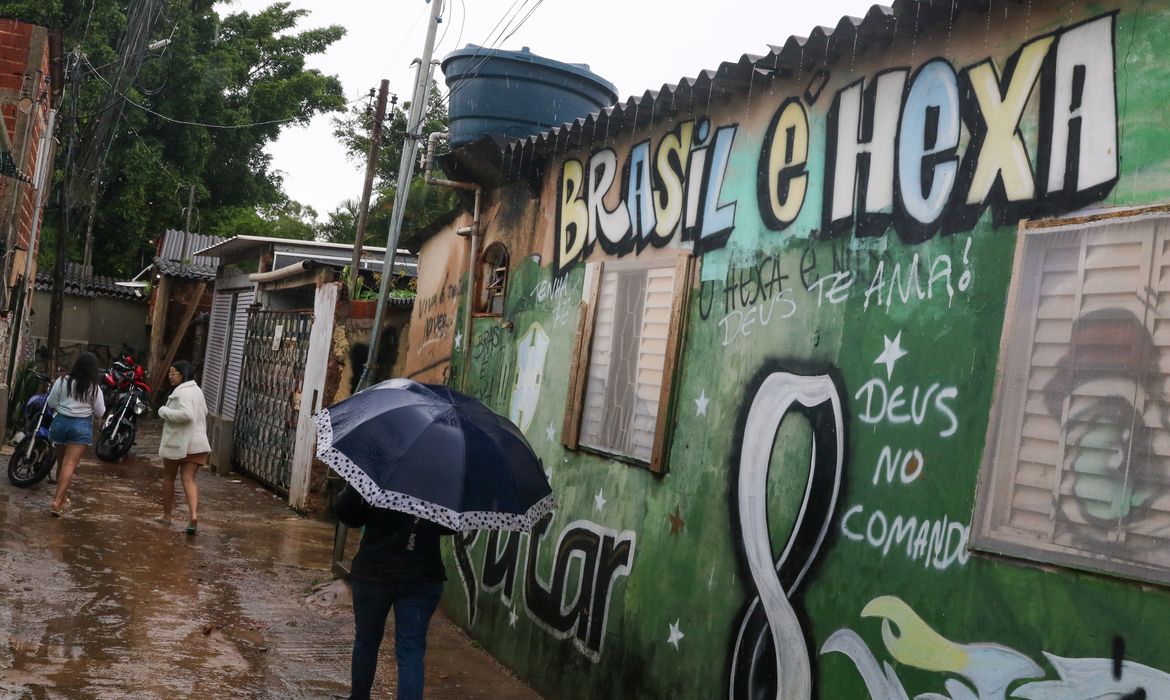 Brasília, DF 03/01/2024 Grande volume de chuvas no DF alaga pistas e causa transtornos a moradores da Vila Cauhy, bairro da cidade satélite do Núcleo Bandeirante   Foto: Fabio Rodrigues-Pozzebom/ Agência Brasil