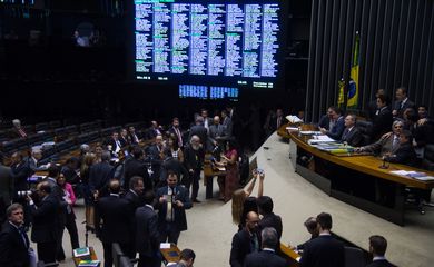 Brasília - O presidente do Congresso, Renan Calheiros, durante sessão conjunta para análise de vetos (José Cruz/Agência Brasil)