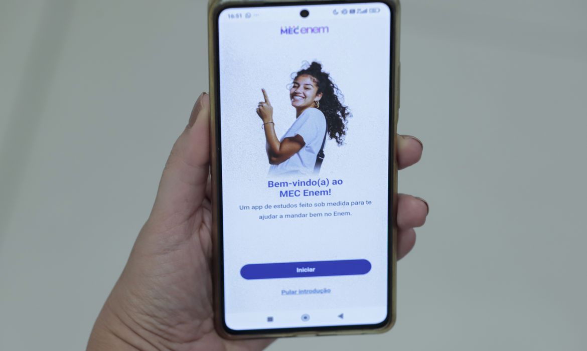 Brasília (DF), 10/10/2025 – Aplicativo MEC Enem apresenta questões e simulados do exame Ferramenta lançada pelo MEC visa apoiar estudantes na preparação para o Enem, com simulados de questões alternativas, correção automatizada de redação, materiais de reforço e assistente virtual Foto: Joédson Alves/Agência Brasil