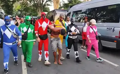 Brasília (DF) 02/03/2025 - Power rangers' prendem homem com 7 celulares em bloco no Carnaval de SP
Agentes fantasiados perceberam a movimentação do suspeito e efetuaram a prisão.
Foto: Secretária de Segurança Pública SP/Divulgação