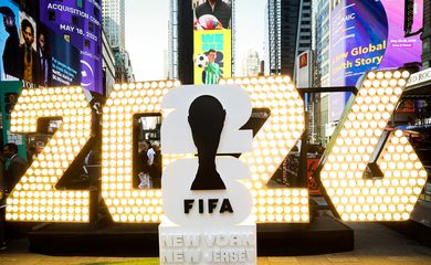 Logo da Copa do Mundo de 2026 na Times Square, em Nova York
18/5/2023 REUTERS/Brendan McDermid