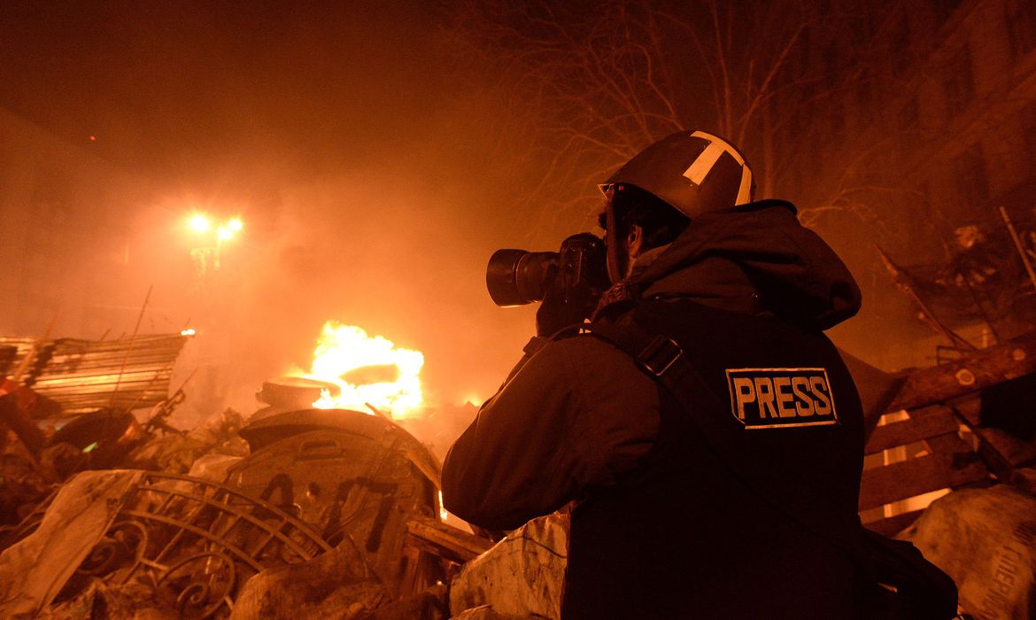 Journalist documenting events at the Independence square. Clashes in Ukraine, Kyiv. Events of February 18, 2014. - Foto: Mstyslav Chernov/Wikimedia Commons