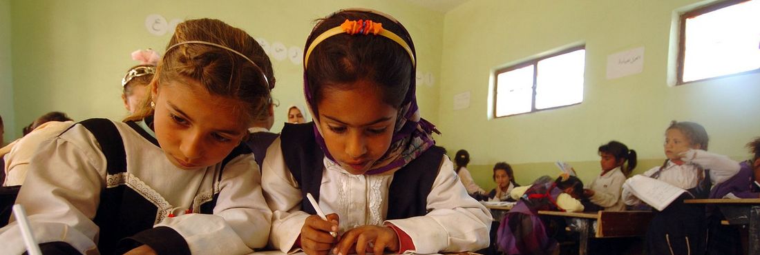 Meninas estudam em sala de aula no Iraque