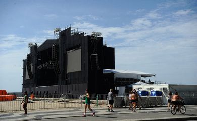 O palco em Copacabana, zona sul da cidade, que abrigará diversos shows na noite do dia 31 está quase pronto para a festa de réveillon