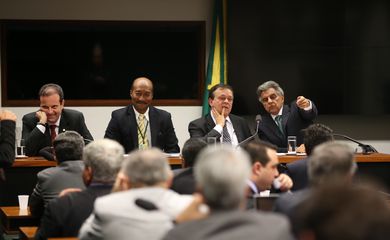 Líder do governo na Câmara, André Moura (E), o secretário-geral da Mesa, Silvio Avelino, e os deputados Jovair Arantes e Beto Mansur discutem normas para a eleição do novo presidente da Câmara