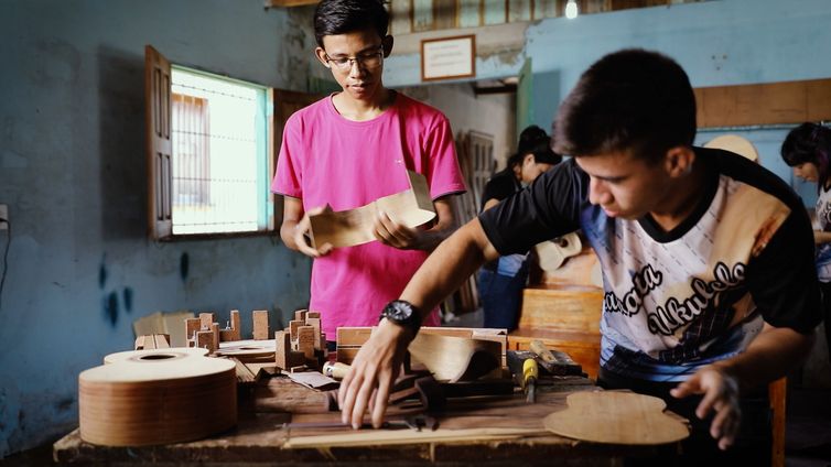 Jovens usam madeira reciclada para fazer instrumentos musicais