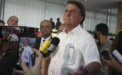 O presidente da República, Jair Bolsonaro fala à imprensa no Palácio da Alvorada