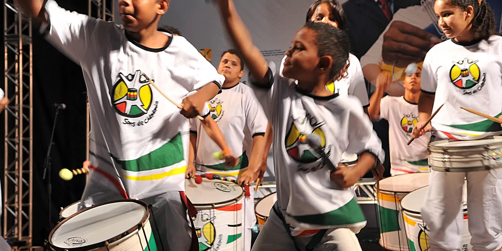 Cor não pega. E racismo? (Blocos deixam de cantar 'O Teu Cabelo