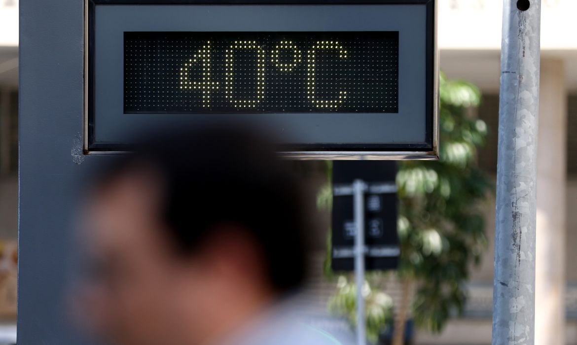 Rio de Janeiro (RJ), 24/08/2023 - Rio de Janeiro (RJ), 24/08/2023 - Termômetro, no centro da cidade, chega a marcar 40 graus em meio a forte onda de calor. Foto:Tânia Rêgo/Agência Brasil