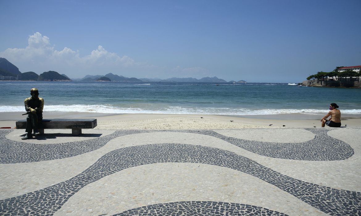 Praia de Copacabana vazia, após decreto com restrições para evitar o avanço da Covid-19.