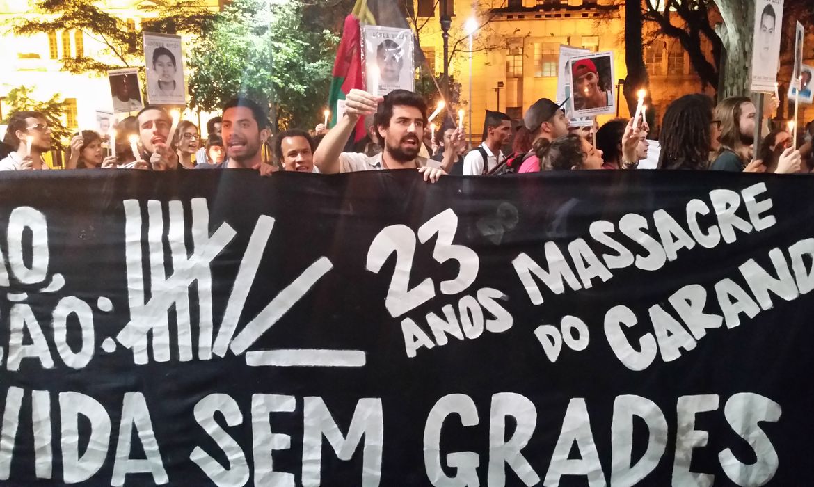 Os 23 anos do Massacre do Carandiru foram lembrados por uma manifestação que percorreu locais simbólicos da capital paulista