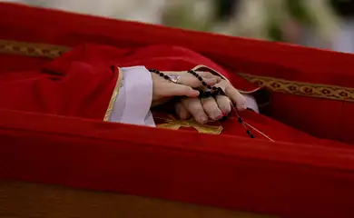 Rosário sobre o corpo do papa Francisco durante rito de declaração de sua morte na Capela de Santa Marta no Vaticano
21/04/2025 Vatican Media/Divulgação via REUTERS