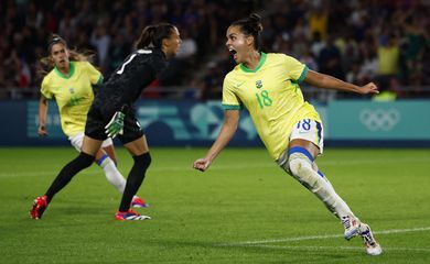 Paris 2024 Olympics - Football - Women's Quarter-final - France vs Brazil - La Beaujoire Stadium, Nantes, France - August 03, 2024. Gabi Portilho of Brazil celebrates scoring their first goal. Reuters/Stephane Mahe/Proibida reprodução