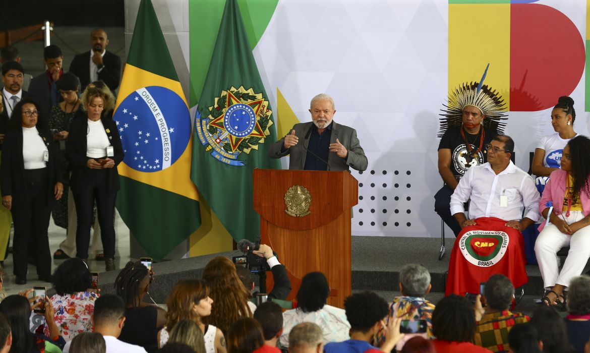 Lula assina decretos que criam o Conselho de Participação Social e o Sistema de Participação Social Interministerial.
