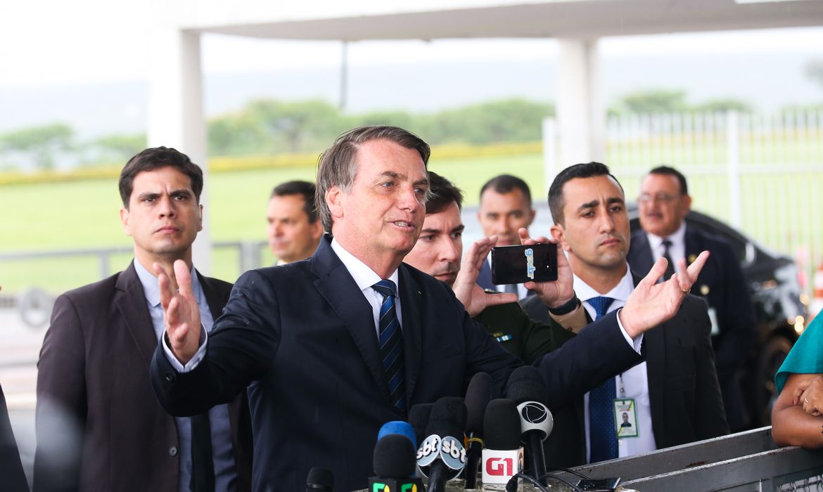 O presidente Jair Bolsonaro fala à Imprensa e os indios da da etinia Matuxi da Raposa Serra do Sol , Irisnaide de SouzaJonas  e Marcolino de Souza  no Palácio da Alvorada