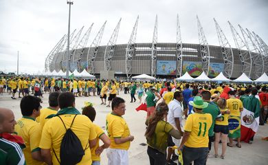 Torcedores começam a chegar para o jogo entre as seleções do Brasil e México, na Arena Castelão, em Fortaleza (Marcello Casal Jr/Agência Brasil)