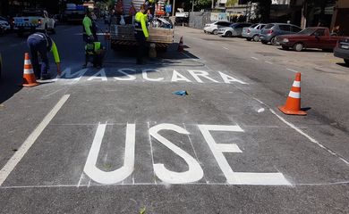 Prefeitura do Rio de Janeiro pinta ruas para alertar sobre prevenção à covid-19. 