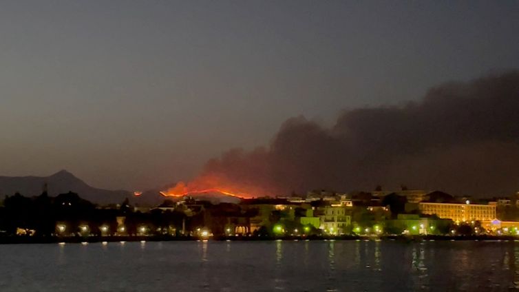 Incêndio florestal na ilha de Corfu, na Grécia. 23/07/2023. Julia Dzhyzhevska/ REUTERS