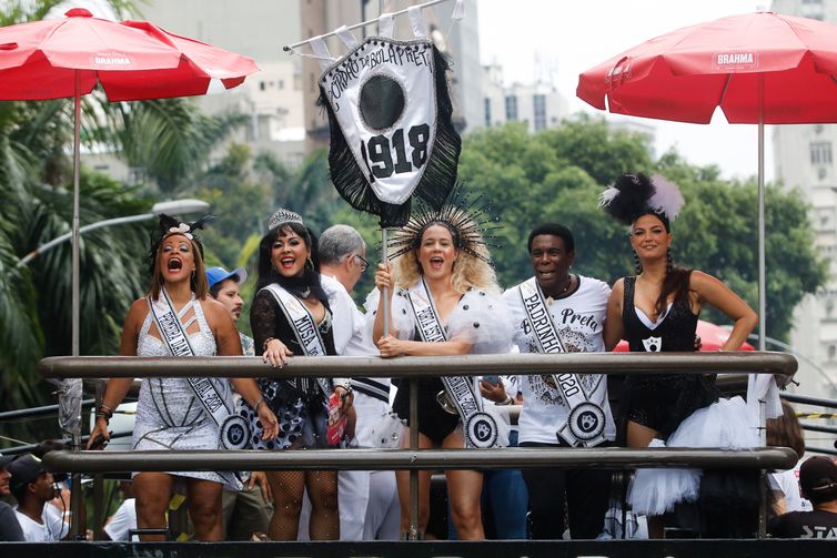 Cordão da Bola Preta faz seu 102º pelas ruas do centro do Rio