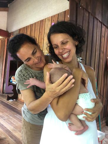 Mayra Calvete com mãe Renata e bebê após o parto 