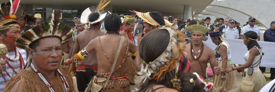 Índios fazem manifestação no Palácio do Planalto